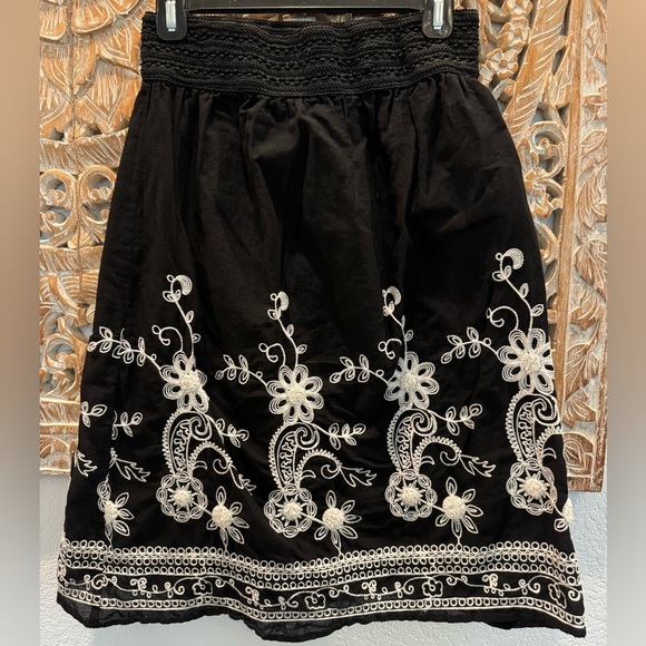 Studio West Dresses & Skirts - Studio West Apparel Black w/ Cream Embroidery Trim- size S & 24.5”L